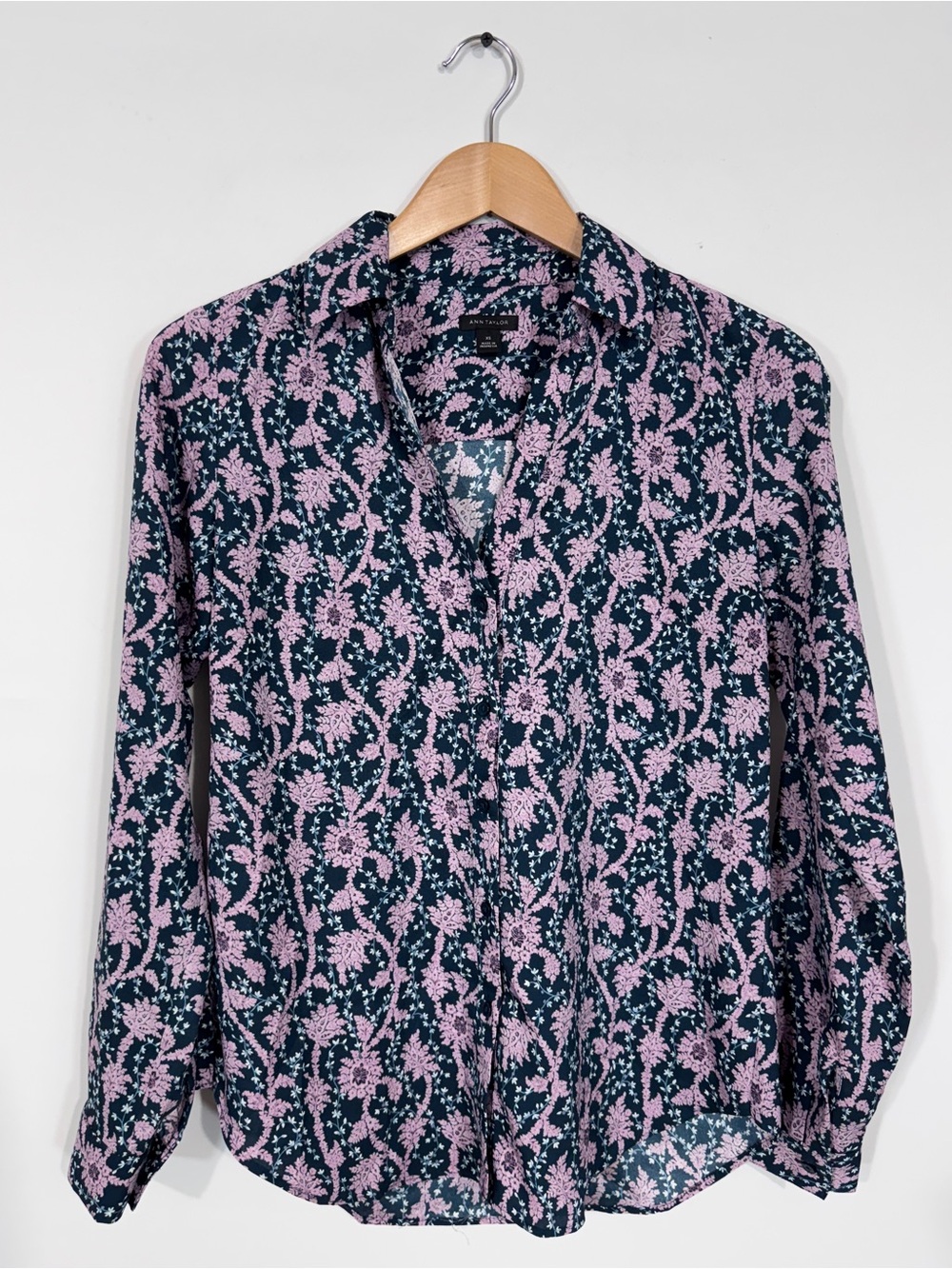 WSH14 {Ann Taylor} Purple Blue Delicate Floral Print V-Neck Button Down Blouse